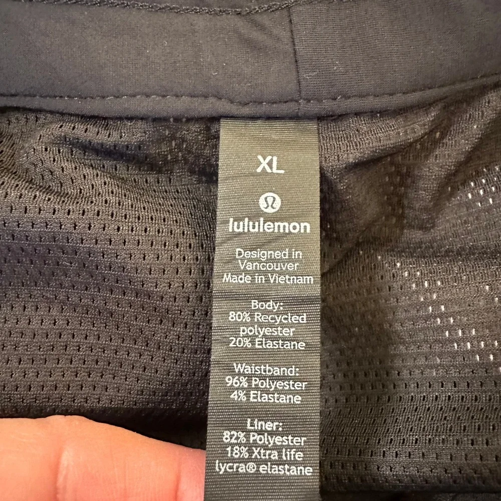 Lululemon Cross Channel Shorts 7 Mens XL Black White Floral Forest Print